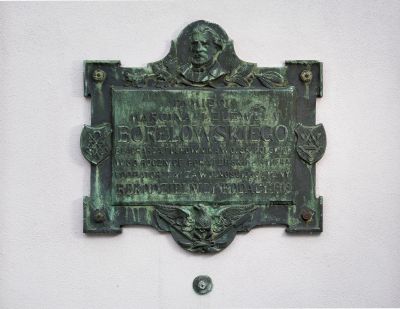 Tablica dedykowana pamięci Marcina "Lelewa" Borelowskiego, wykonana z inicjatywy Towarzystwa Muzeum Przemysłowego przez rzeźbiarza Kazimierza Gorlińskiego i odlana ze spiżu w fabryce Salomona Zweiga z okazji obchod&oacute;w pięćdziesięciolecia powstania styczniowego w 1913 roku. Jej pierwotną lokalizacją była elewacja gmachu "Sokoła" - pierwszej siedziby muzeum. W 1940 roku Niemcy wskazali ją do usunięcia w ramach zbi&oacute;rki metali. "Wykupiona" pod osłoną nocy przez lokalnych rzemieślnik&oacute;w od pilnującego budynek "Sokoła" żandarma niemieckiego, przetrwała wojnę zakopana przy wejściu do kamienicy przy ul. Grunwaldzkiej 38. Po zakończeniu okupacji została umieszczona na elewacji kamienicy na rogu ulic 3 Maja i Kościuszki, będącej historyczną siedzibą warsztatu Marcina Borelowskiego, gdzie można podziwiać ją do dziś. Fot. Bogdan Szczupaj, Pola Antonina Słomińska, Galeria Fotografii Miasta Rzeszowa